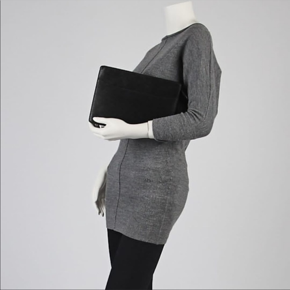 Excellent condition vintage Louis Vuitton epi black leather homme pochet…